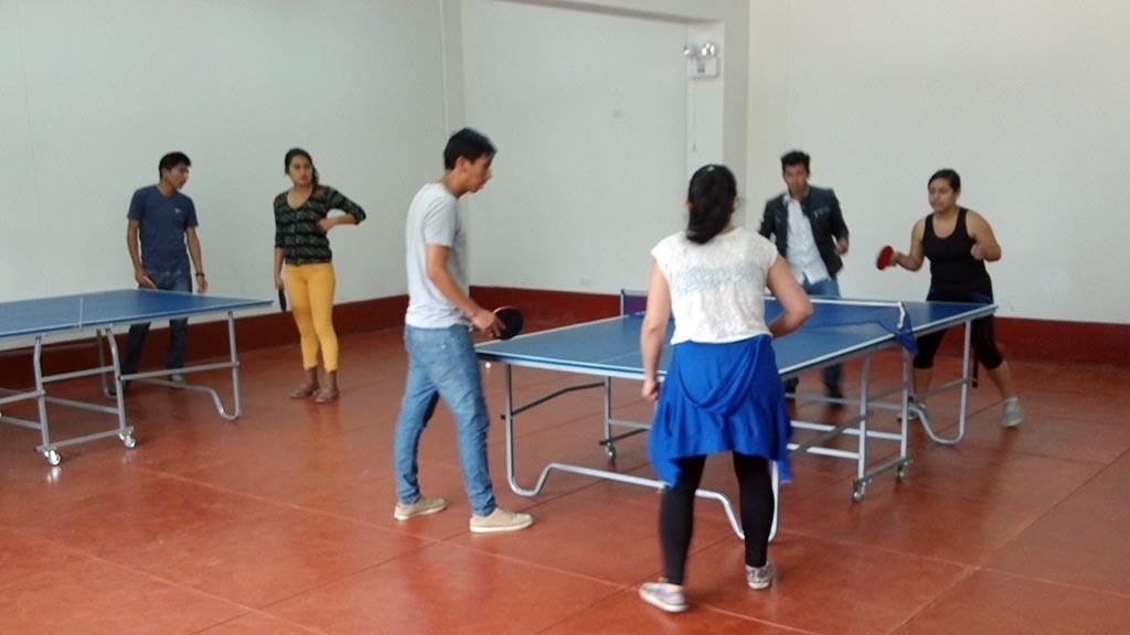 Estudiantes de la UNTRM practicando tenis mesa ok