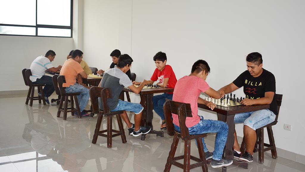 Estudiantes practicando ajedrez filial Bagua